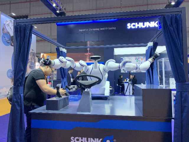 探秘进博会装备展:与最灵巧机械手玩包剪锤!