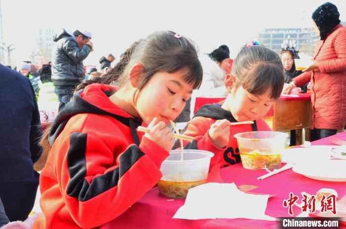 青海“拉面之乡”千人共享幸福面 1.7万余家拉面店创造130亿年产值