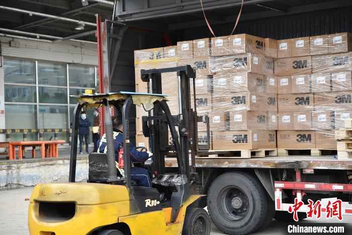  有谊无“疫”！东航紧急把上海市捐赠韩国大邱、庆北地区的50万只口罩运至首尔