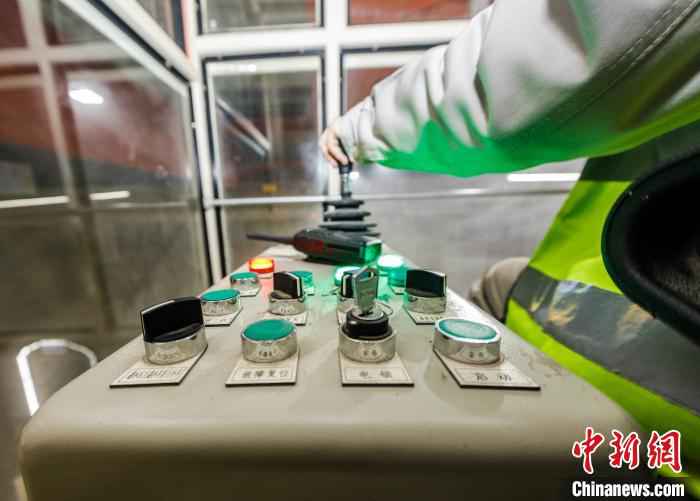  95后“空姐”大山深处开桥机