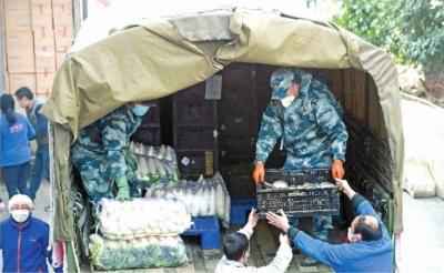  他们送来的是希望 驻鄂部队130辆卡车帮助配送生活物资