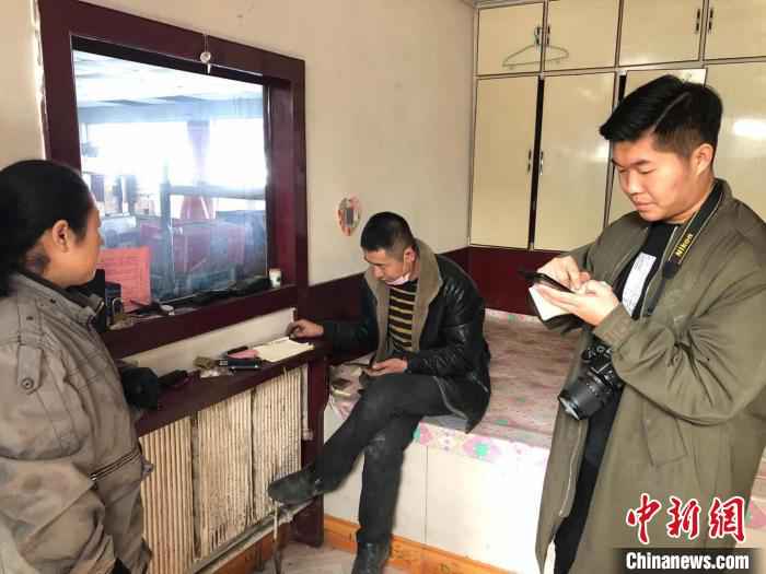 图为政府工作人员帮助贾广德夫妇统计销售数量。 朱丽杰 摄 内蒙古开鲁全城爱心接力“带货” 4天卖出7万斤滞销红薯