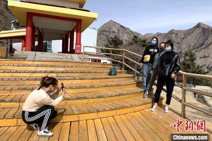  贺兰山间春风起 游客理性踏青游