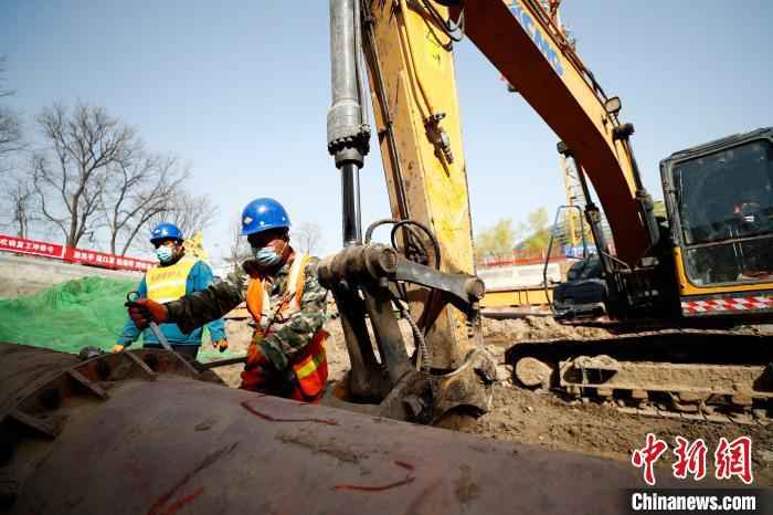 北京2022年冬奥会配套电网收官工程的首体110千伏输变电工程2月28日复工,目前工人每日分批有序进场开展土方开挖施工作业。据悉,首体变电站预计今年年底前投产。 中新社记者 富田 摄 北京冬奥会可持续性计划发布 贯穿赛事筹办全程