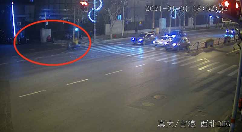 上海一外卖骑手边看手机边闯红灯,撞死过马路的行人!负全责