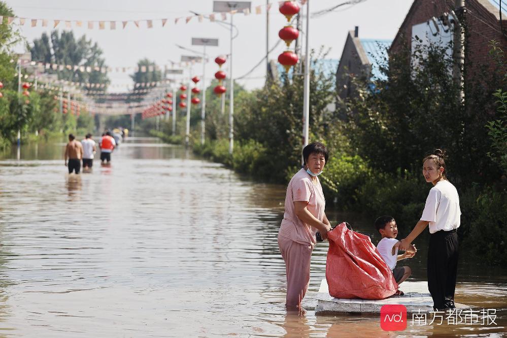 新乡水位下降,消防战士抢险救灾累得躺倒车旁