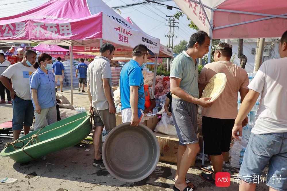 新乡水位下降,消防战士抢险救灾累得躺倒车旁